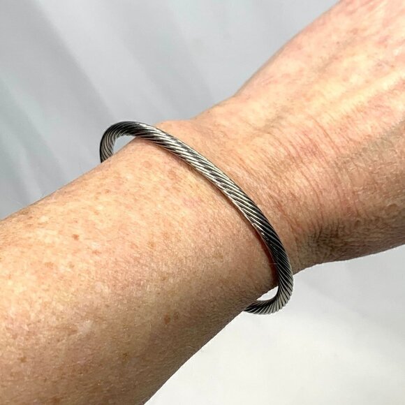 Q-Ray Silver-Plated Deluxe Twisted Band Wellness Bracelet 2.75" Size Large - Picture 5 of 9